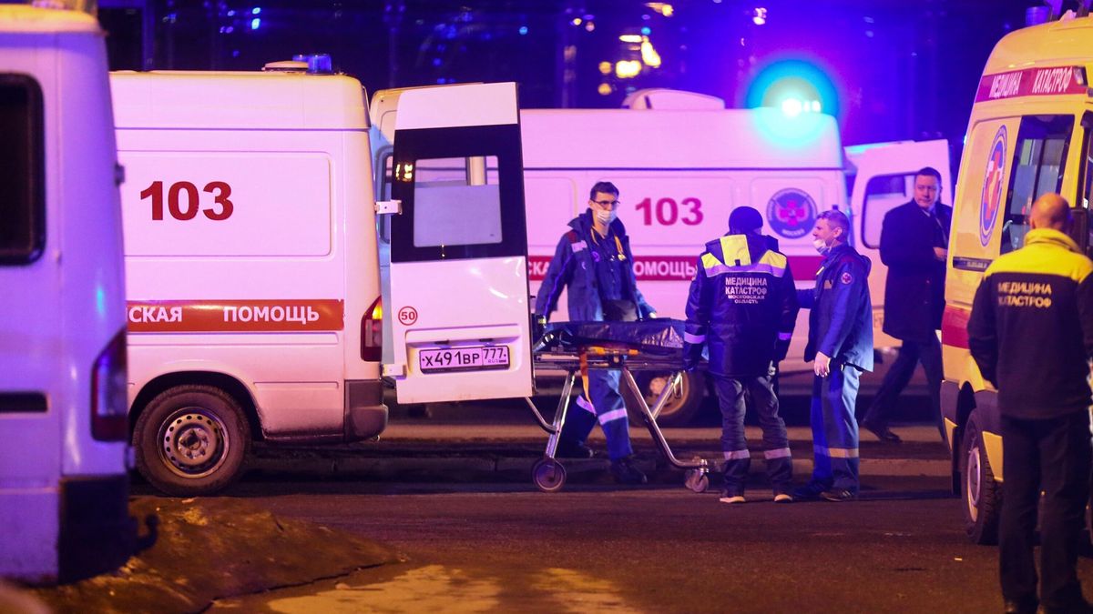 Útočníci před koncertem začali pálit do davu a nastal chaos, popisují přeživší teror u Moskvy
